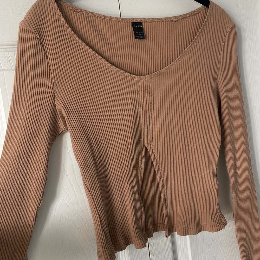 Split Hem Rib-Knit Crop Top - Picture 3 of 4